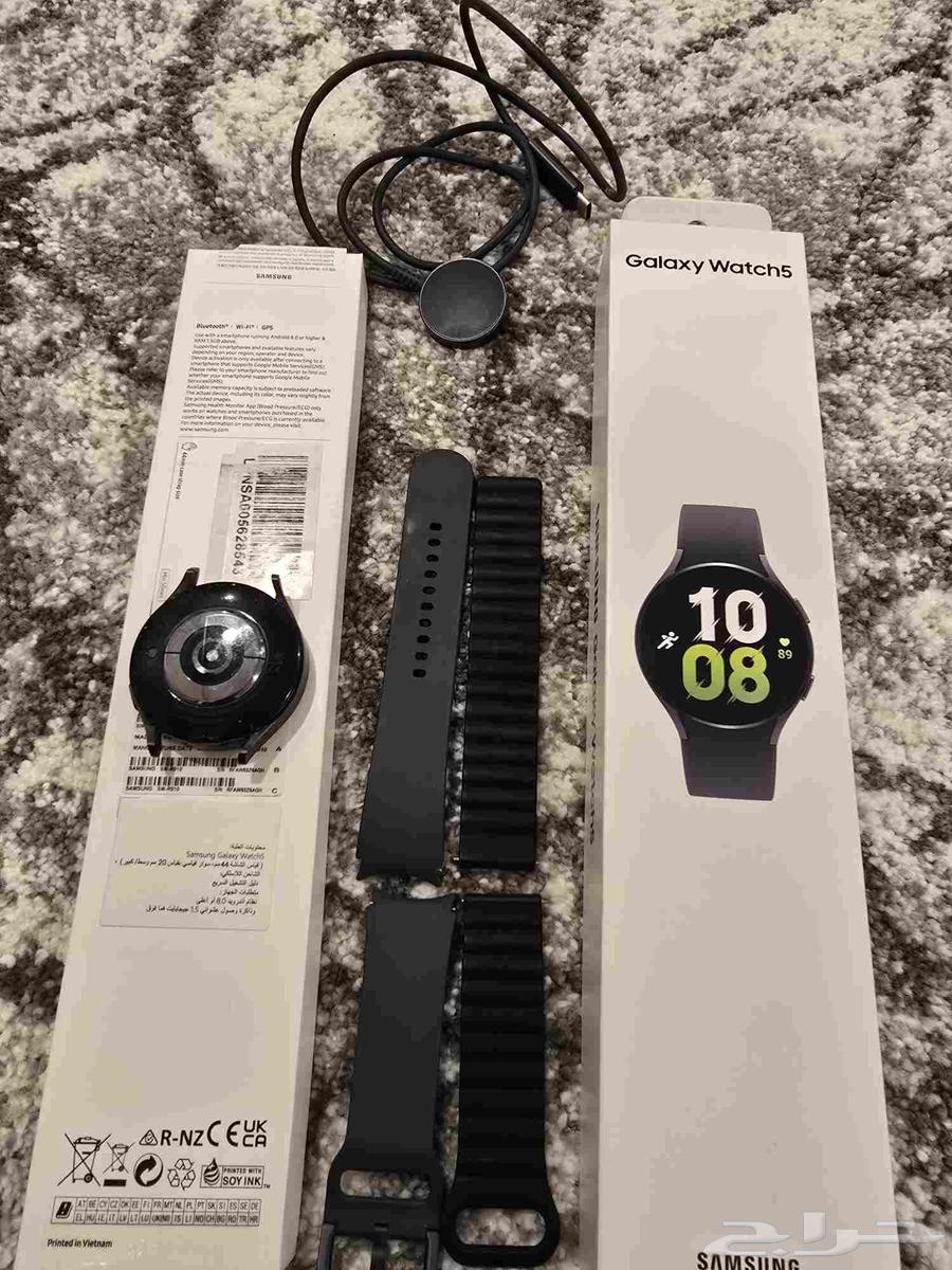 Samsung Watch 5, very clean, lightly used, comes with charger and box64229295382018110