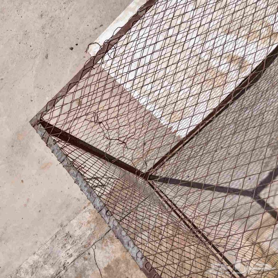 Chicken wire mesh with small openings and the door detached from the mesh64217290722050110