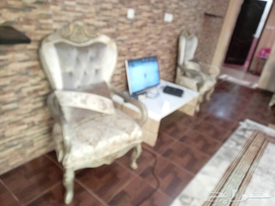 كنب تركي مع طقم طاولات مع سجاد نظيف جدا64215387902594114