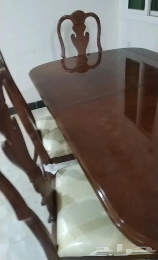 طاولة طعام مع 4 كراسي لا يوجد فيها أي خدش السعر 400 ريال64228748181763110