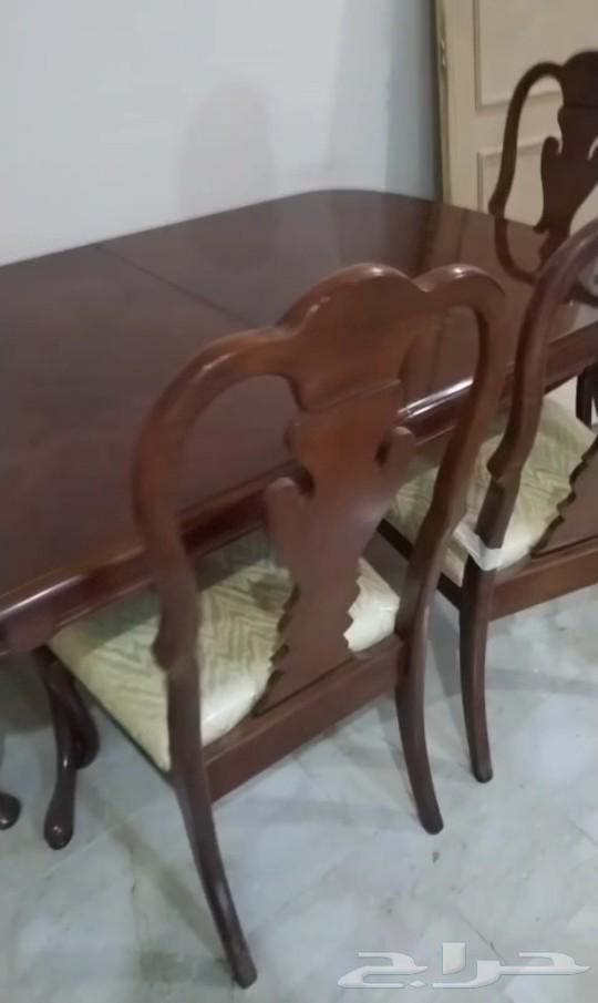 طاولة طعام مع 4 كراسي لا يوجد فيها أي خدش السعر 400 ريال64228748181763111