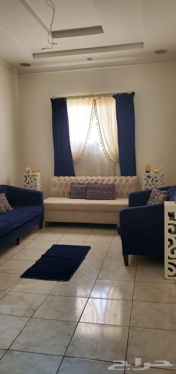 كنب اززق وبيج مع الستارة والمخدات كله للبيع مستعجل خمس قطع ك64216823725057110