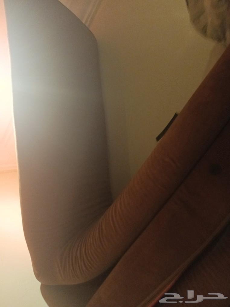 Clean 5x4 carpet for urgent sale with cushions and pillows, price 150 SAR64230998579969111