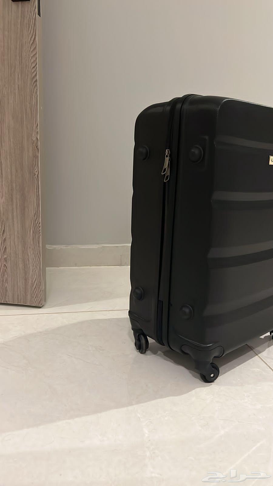 New medium-sized travel bag with documents.64230139926787111