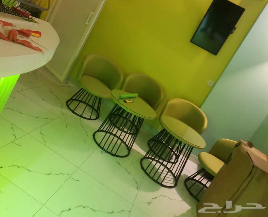 4 wheelchairs with two tables in excellent color64226975073538110