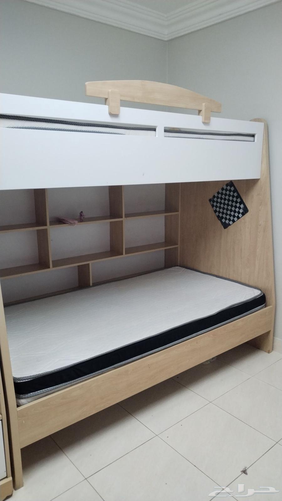 Very clean bunk bed with no defects except for the obvious one64247000756865111