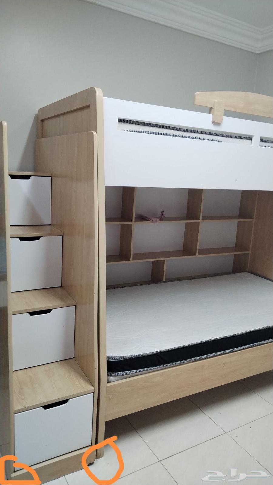 Very clean bunk bed with no defects except for the obvious one64247000756865110