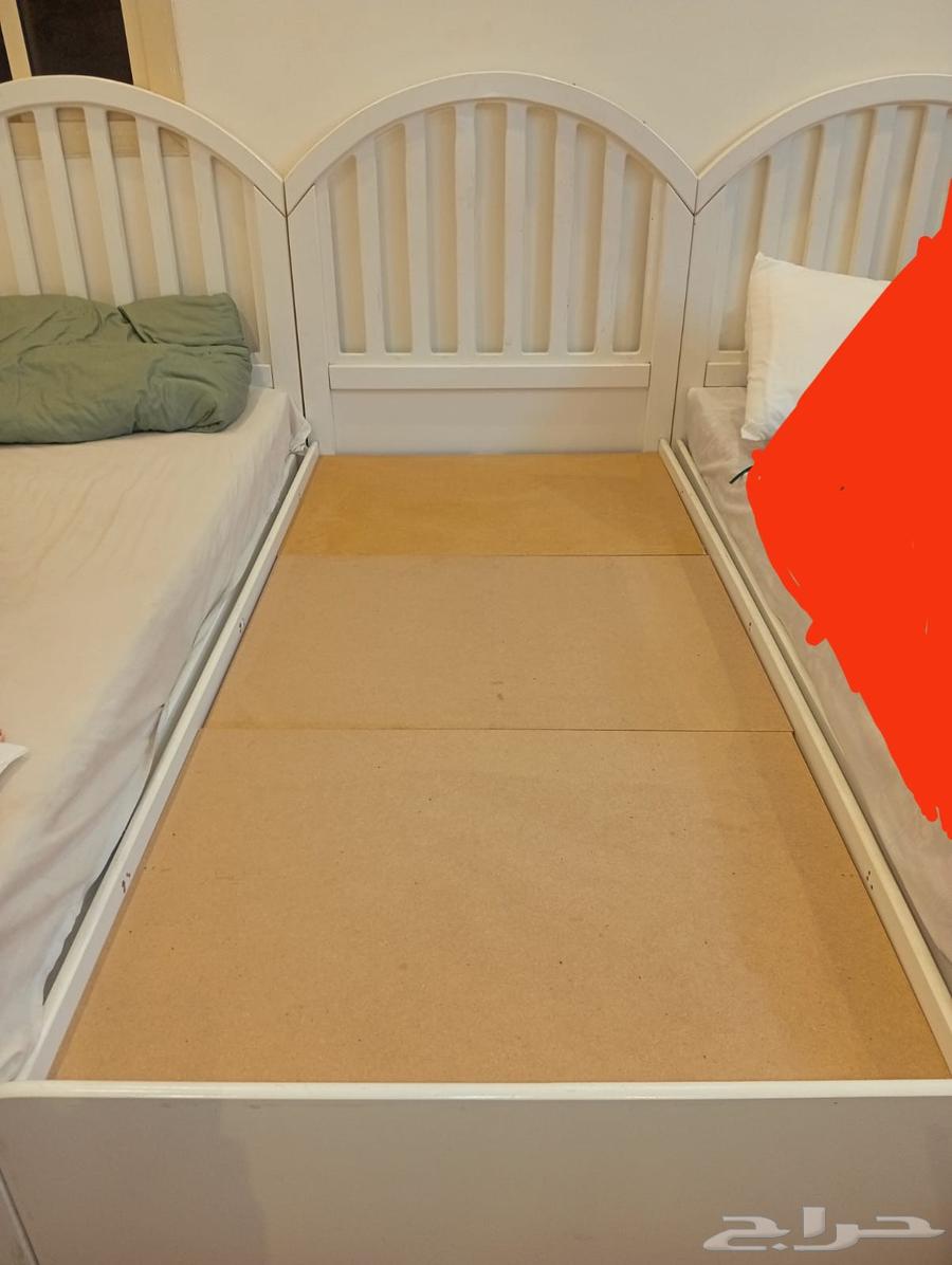 2 single beds with mattresses, one free64251255393794110
