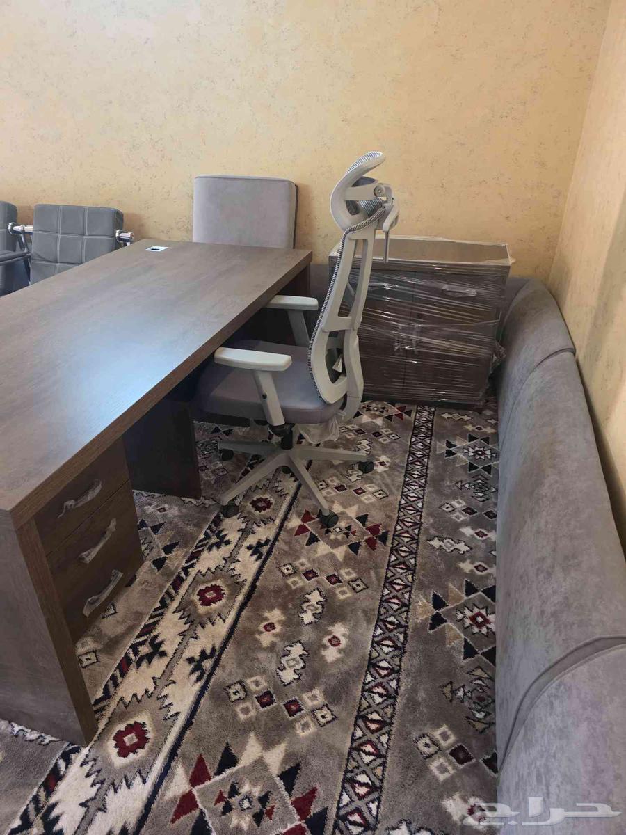 للبيع اثاث مكتب شبه جديد64242455981570110