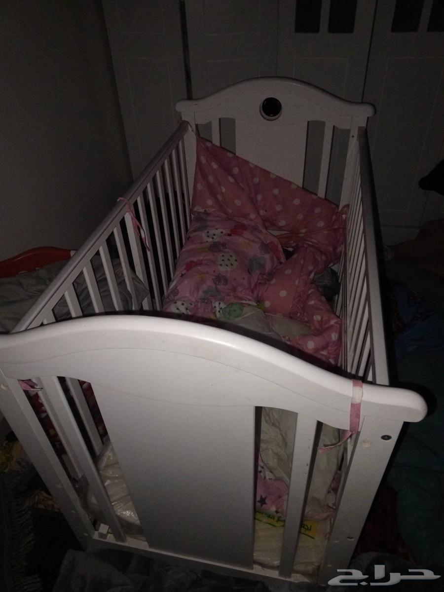 سرير اطفال للبيع نظيف جدا  والباب ينفتح ويتقفل64240879282178110