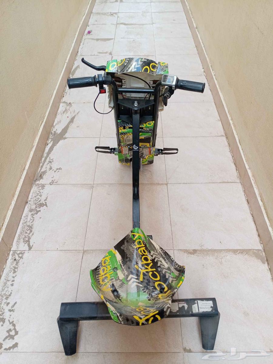 Rear tire of the Dfert scooter is damaged, but the battery is good and comes with a charger64245288768770112