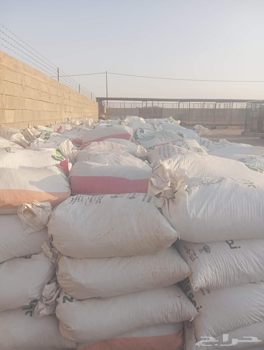 سماد حمام موجود 1000 كيس تقريبا وزن 40 كيلو السعر 2 ريال64251106572803111