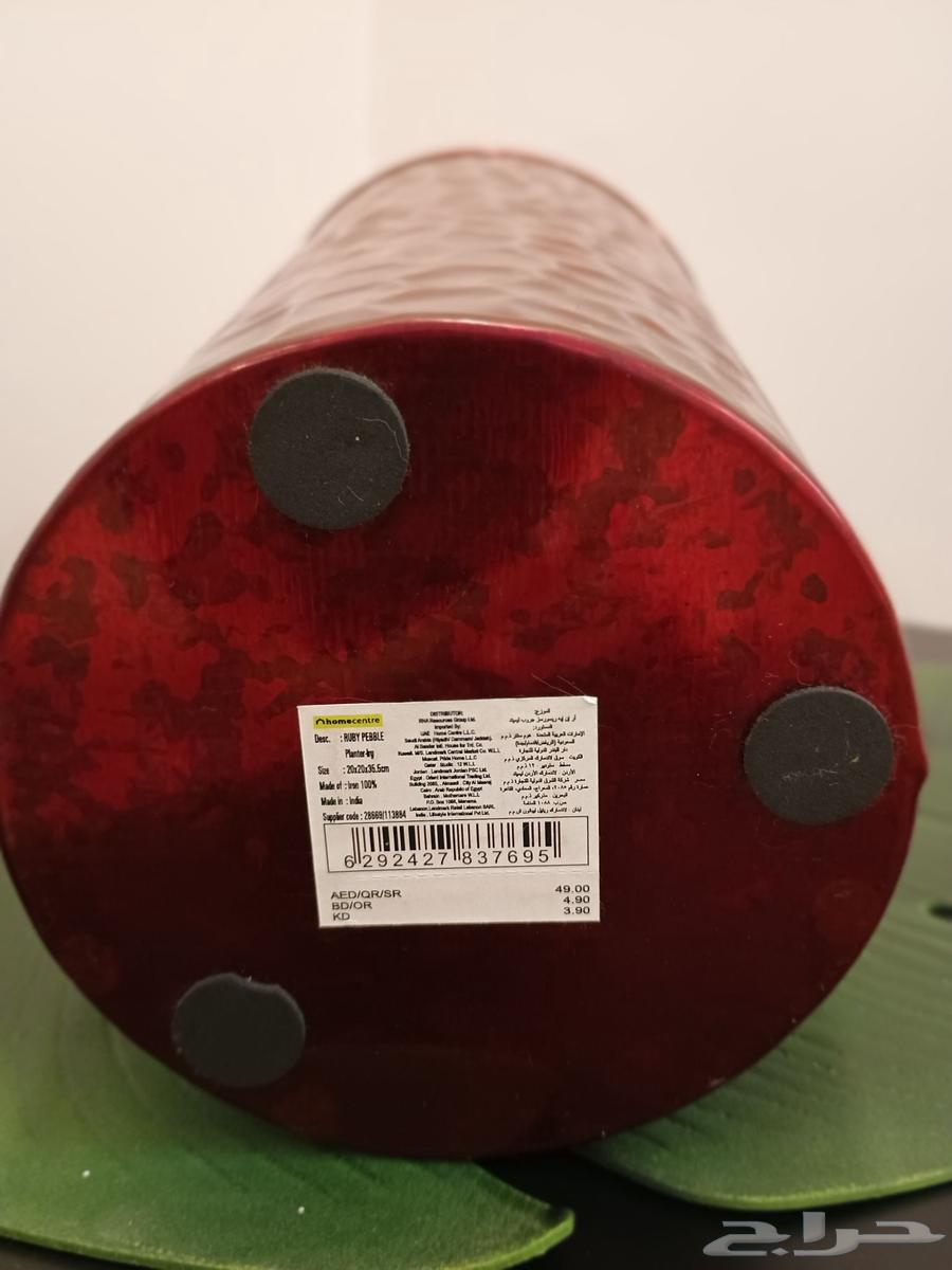 مزهرية حمراء مميزة و ورد صناعي أنيق64252799806467113