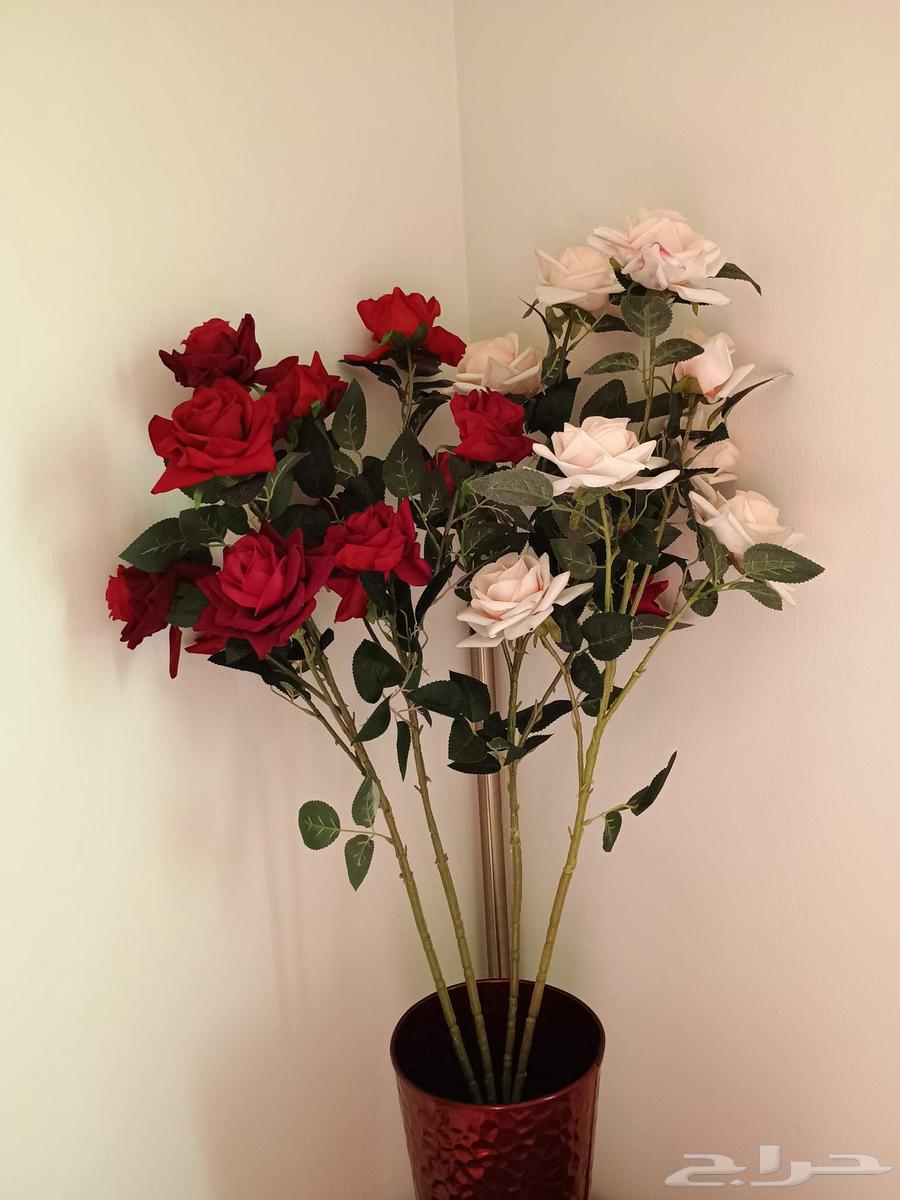 مزهرية حمراء مميزة و ورد صناعي أنيق64252799806467110