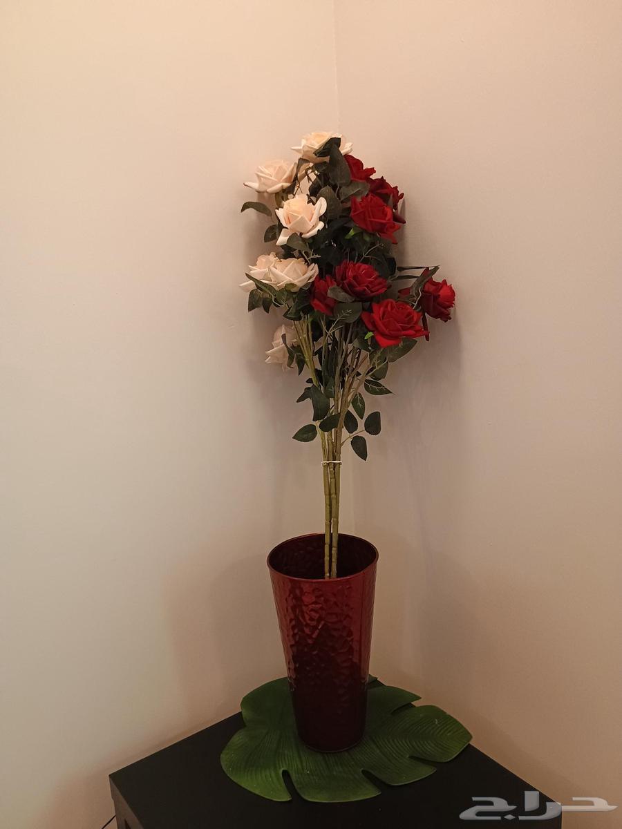 مزهرية حمراء مميزة و ورد صناعي أنيق64252799806467112