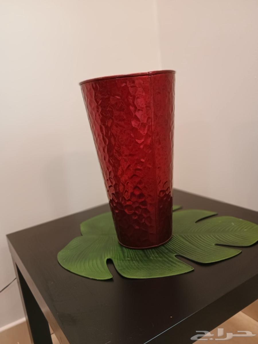 مزهرية حمراء مميزة و ورد صناعي أنيق64252799806467114