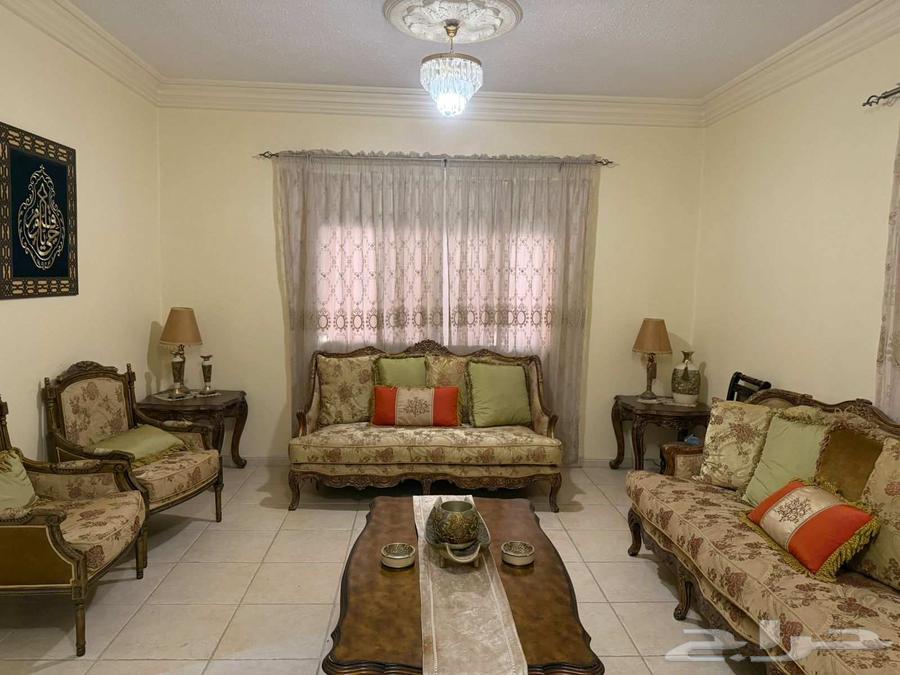 كنب صالون فخم بحالة ممتازة من المطلق64241577575682110