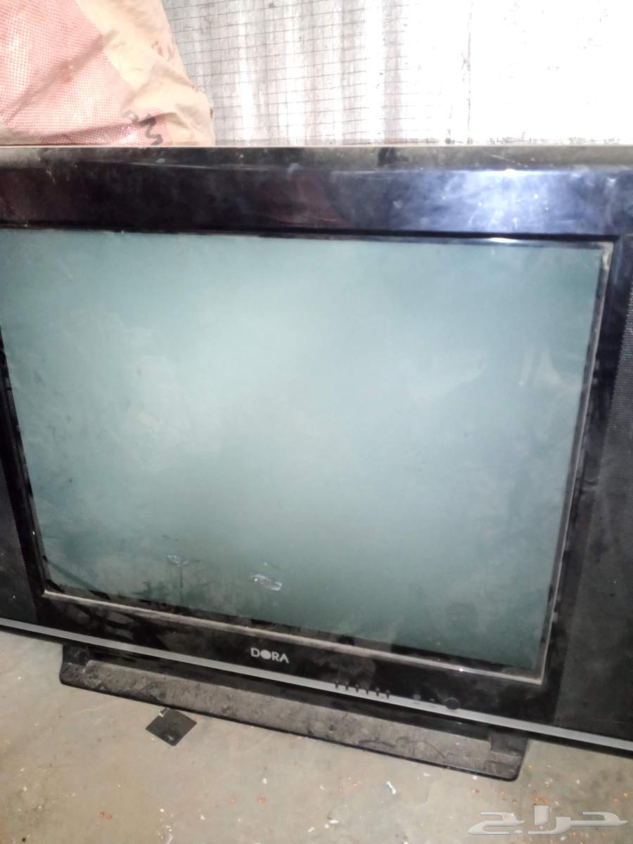 تلفزيون قديم وجديد. وحجمه كبير. عليه سومه 20064239872432386110