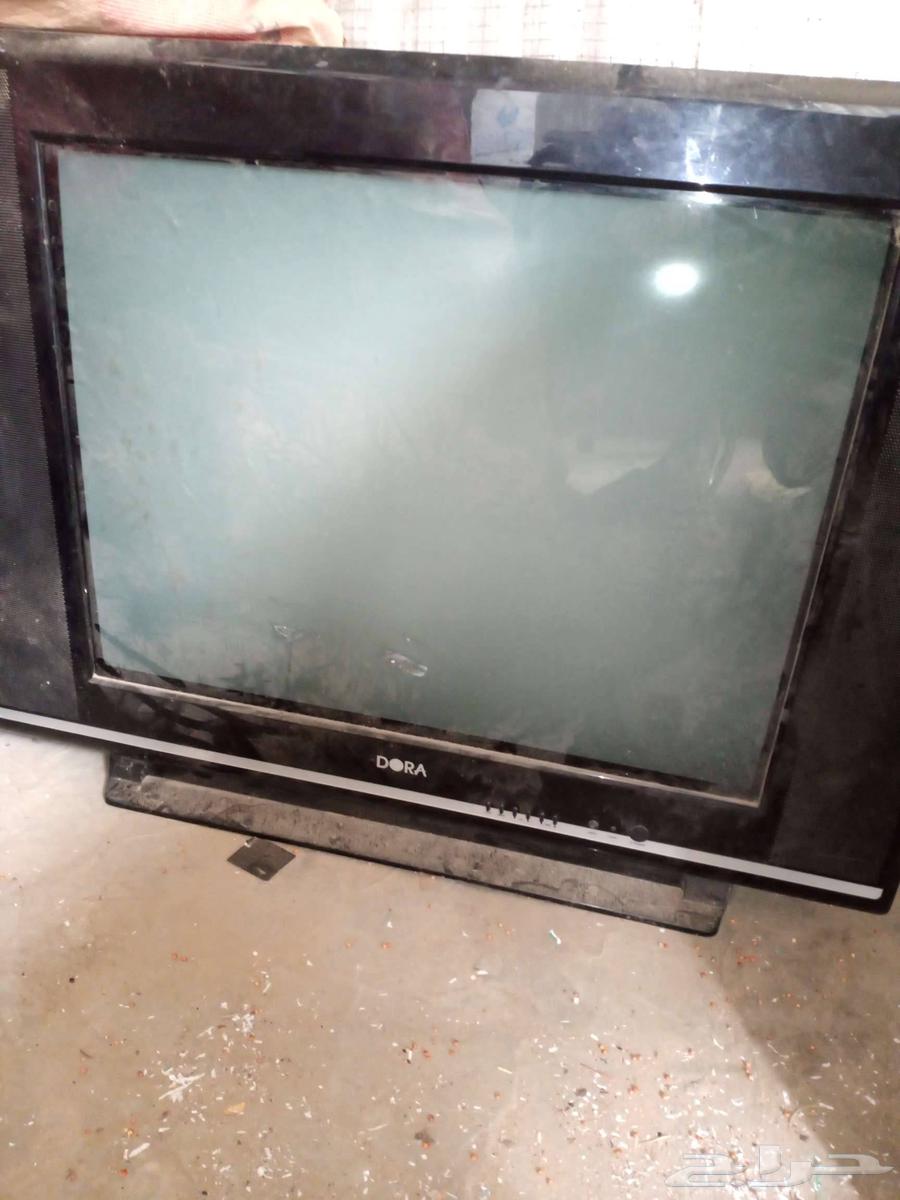 تلفزيون قديم وجديد. وحجمه كبير. عليه سومه 20064239872432386111