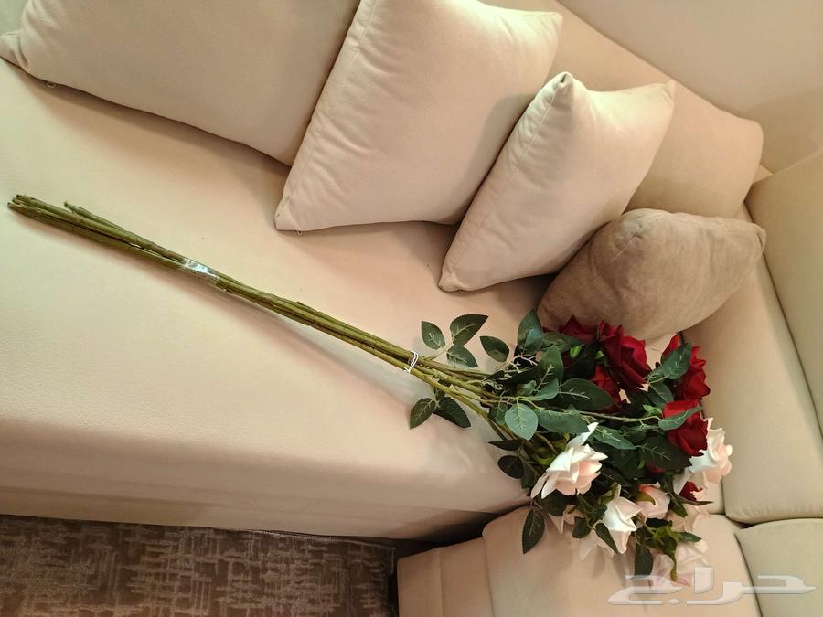 مزهرية حمراء مميزة و ورد صناعي أنيق64252799806467111