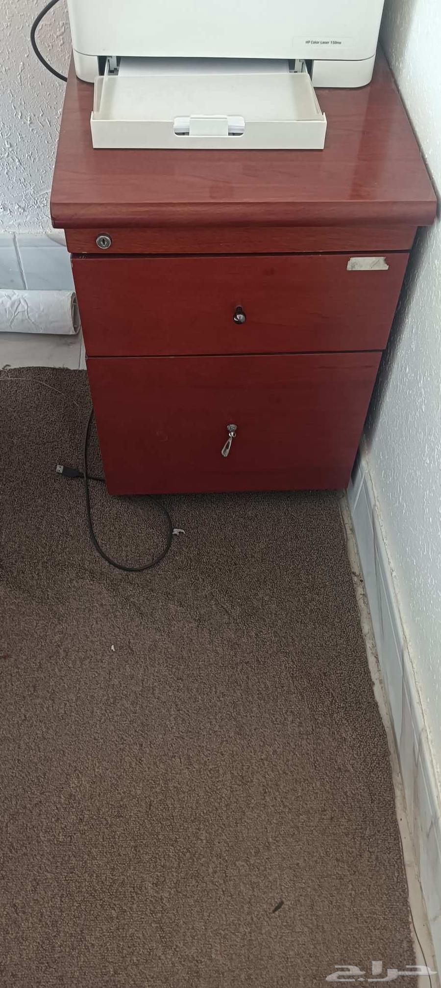 Office desk, chair, and drawers64246313000833113