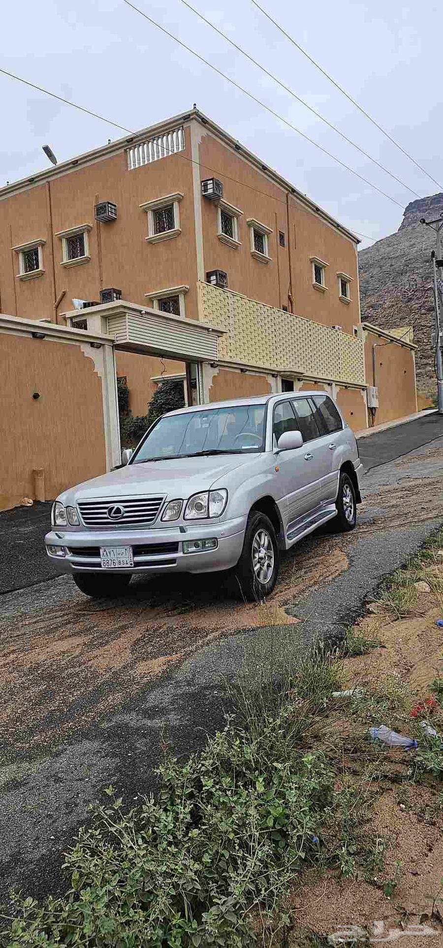 Lexus SUV 2006 model, mileage 539000, has engine paint touch-up64410045707010111