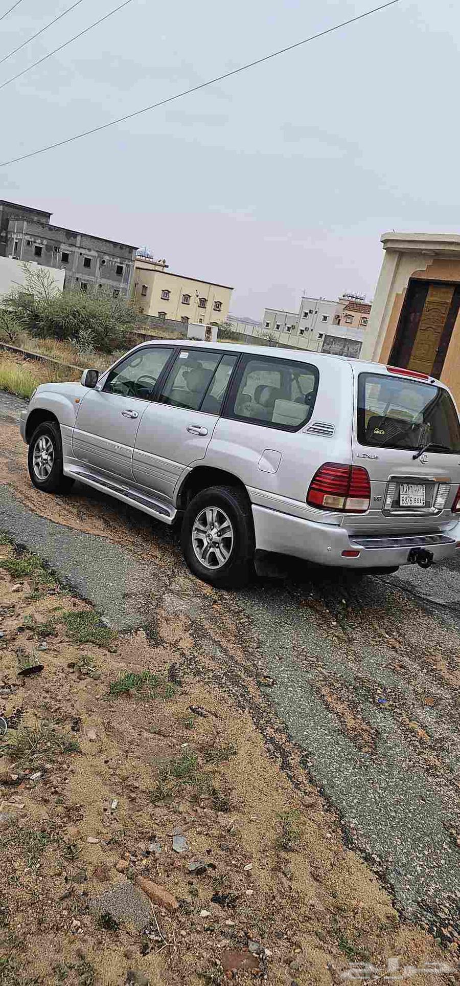Lexus SUV 2006 model, mileage 539000, has engine paint touch-up64410045707010112