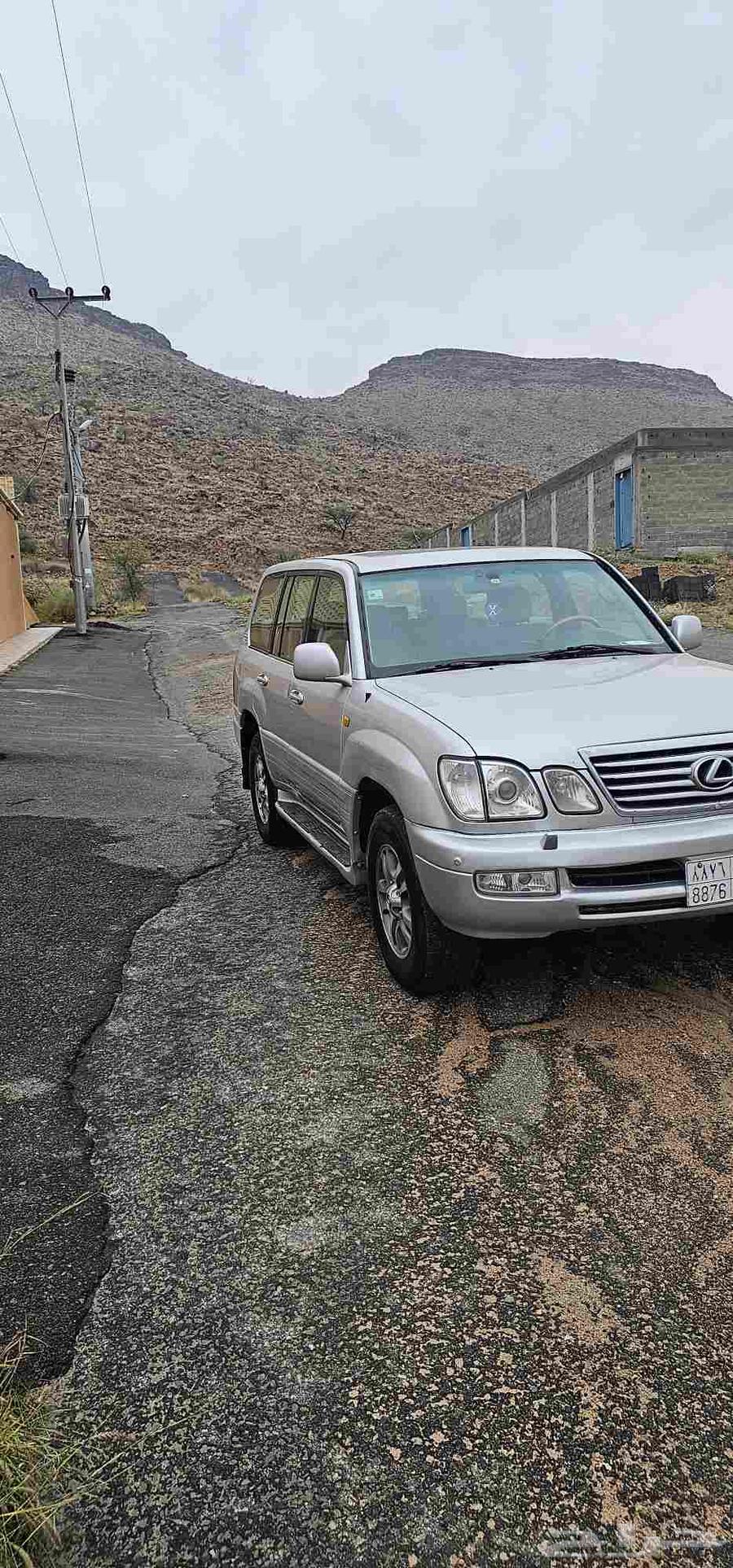 Lexus SUV 2006 model, mileage 539000, has engine paint touch-up64410045707010110