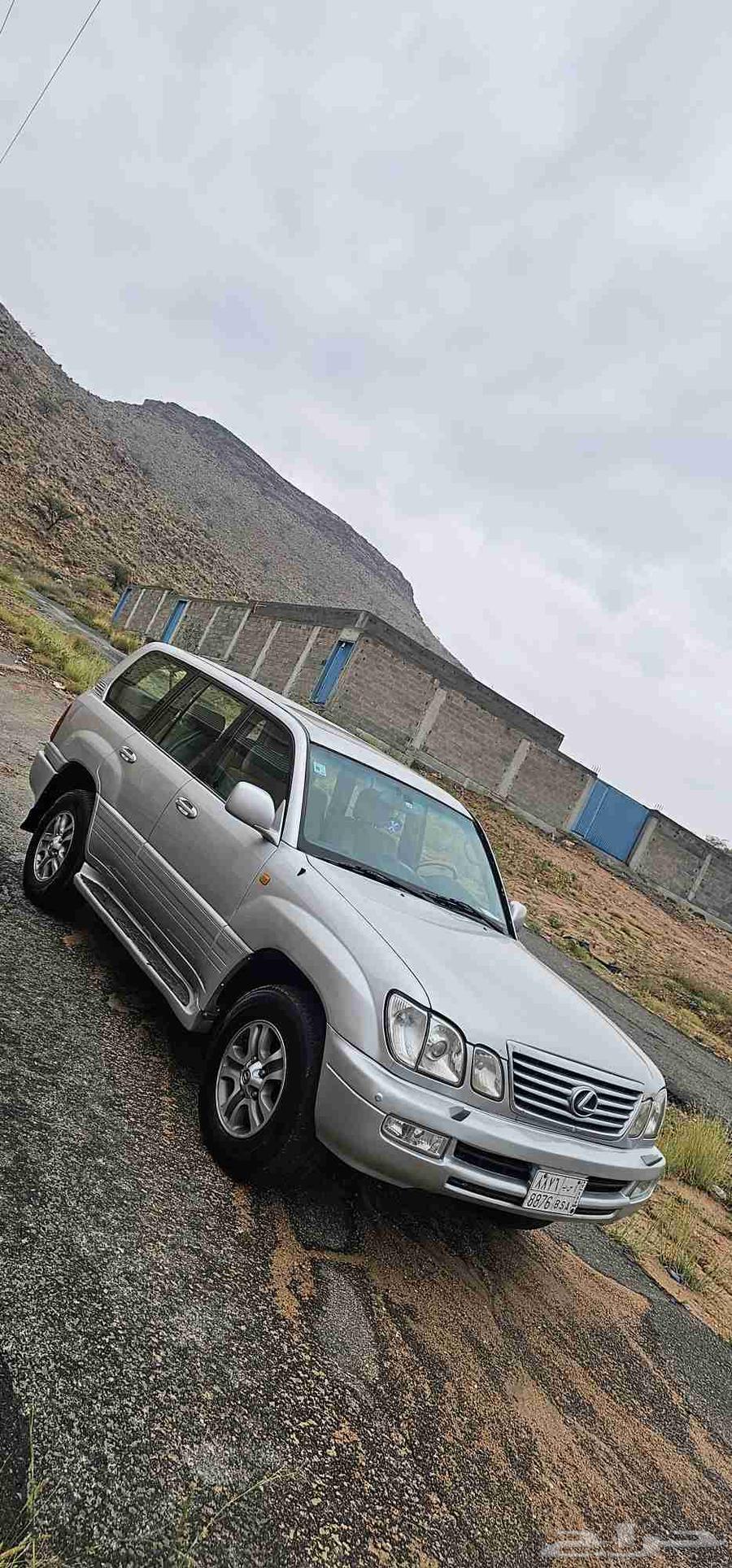 Lexus SUV 2006 model, mileage 539000, has engine paint touch-up64410045707010113