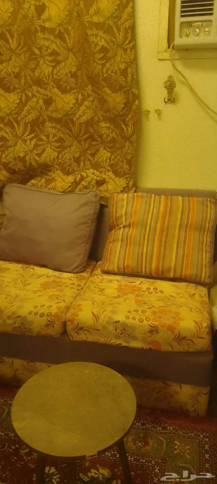 كنب او مجلس استخدام نظيف جدااا شبه جديد ومعه هدية مجانا64241934385282114