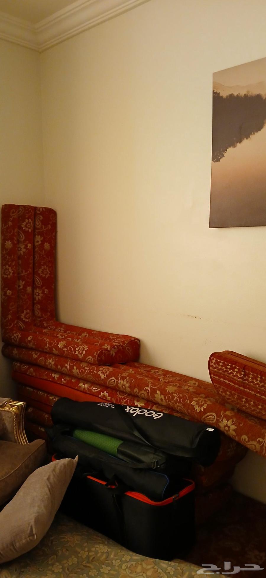 كنب لونه احمر كامل ونظيف64239872569858111