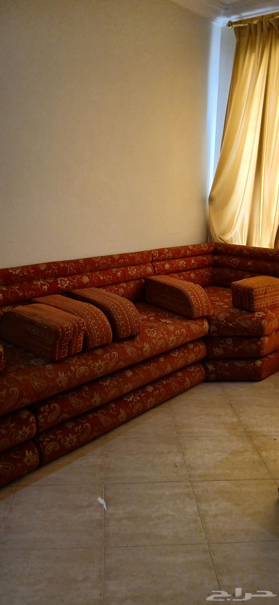 كنب لونه احمر كامل ونظيف64239872569858110