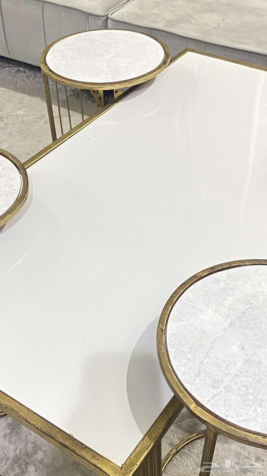 طاولات جديده ونظيفة بي 300 ريال والخامة64259837233794110