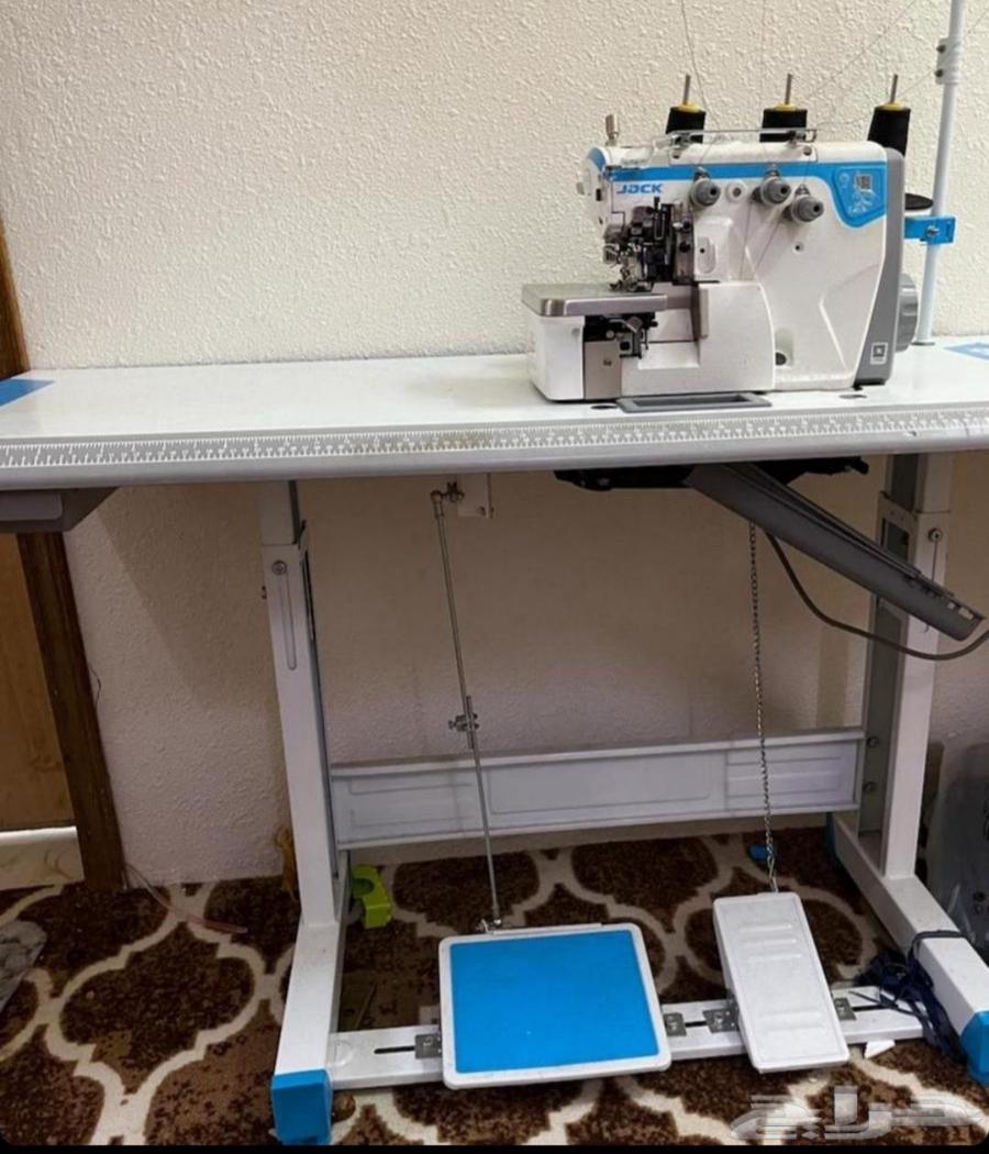 Sewing machine and overlock machine, almost new, for quick sale64258390530433111