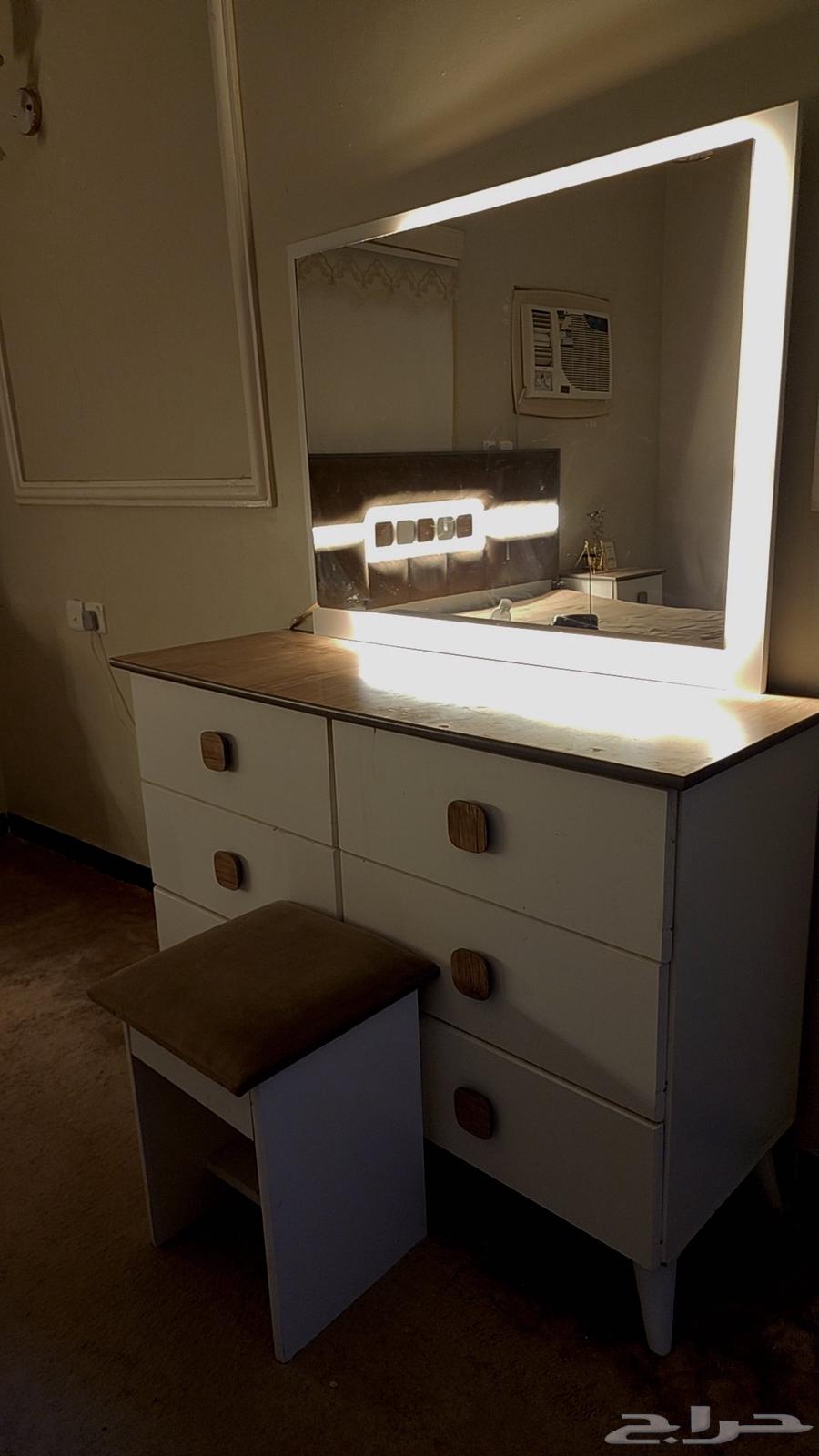 سرير غرفة نوم مع التسريحه مع الكوميدينات الجانبيه64259068939394112