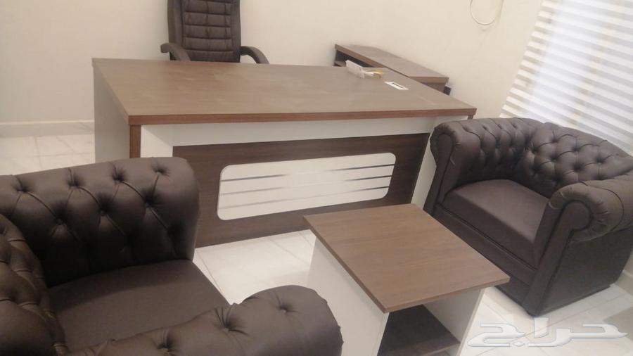 مكتب متكامل مع كنب جلد وعدد 2كرسي نظيف جدا على السوم64261866018563110