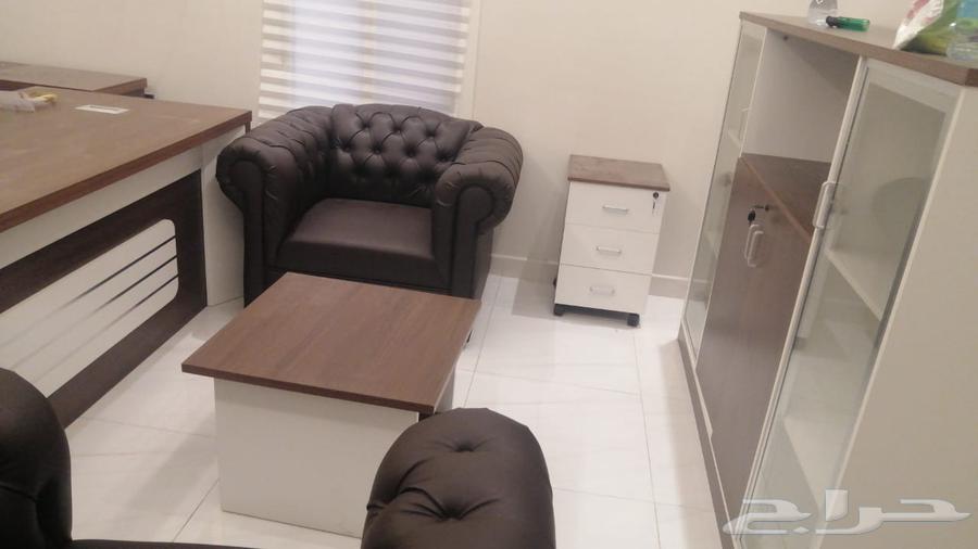 مكتب متكامل مع كنب جلد وعدد 2كرسي نظيف جدا على السوم64261866018563112