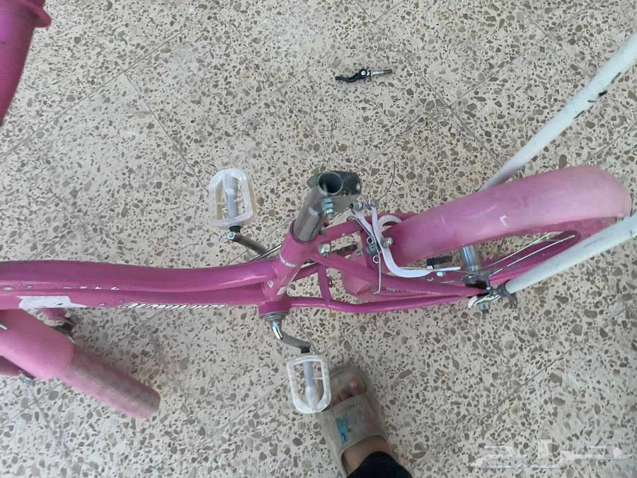 سيكل وردي شغال يحتاج كرسي ب50 ريال على سوم64268568898563111