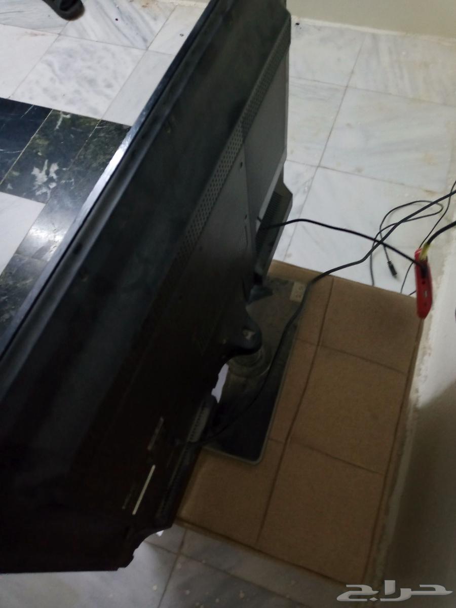 The TV screen is a bit old, but we cleaned it, though there's a spot on the side64256460250627111