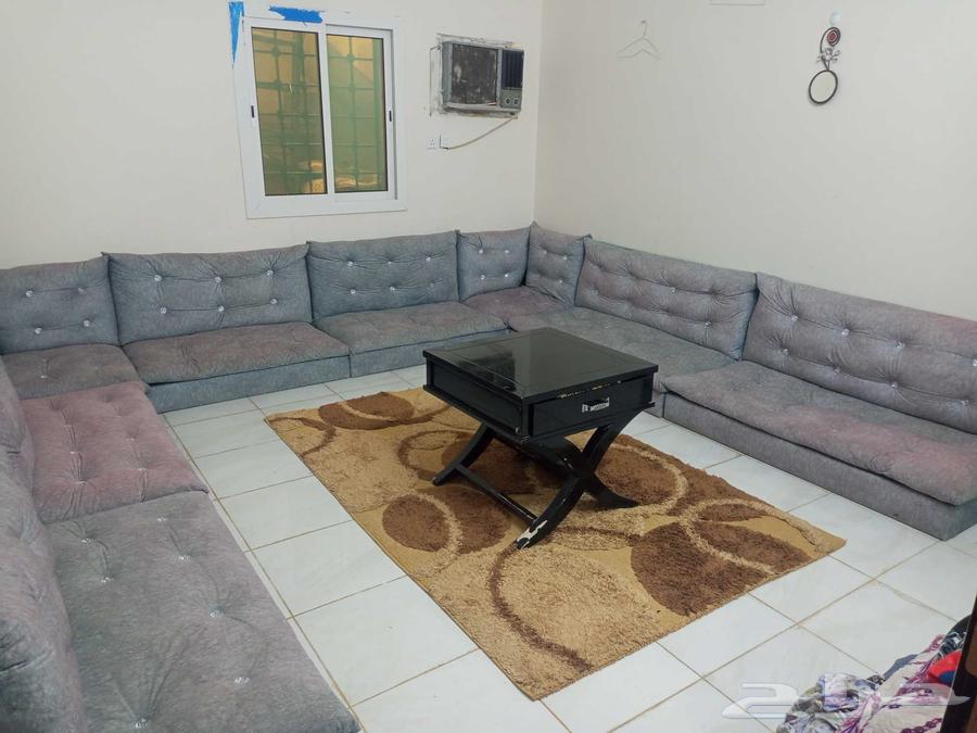 مجلس مكون من 8 قطع ومفرش بالنص وطاوله للبيع ولذلك لعرض السفر64263352363905110