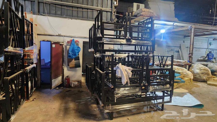 طقم كراسي خشب و حديد طاولات و غطه اي شكل64271024745473111