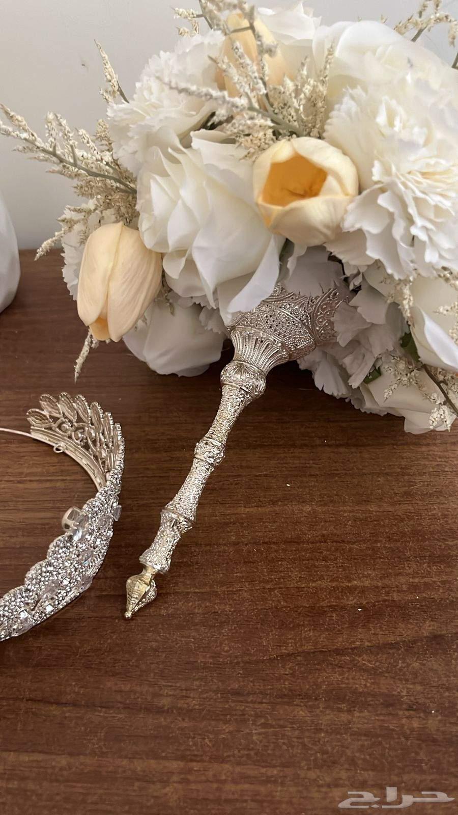 تاج عروسه ماسكه للبيع مستعجل نظيفه محتاجه حقهم64264797532161111