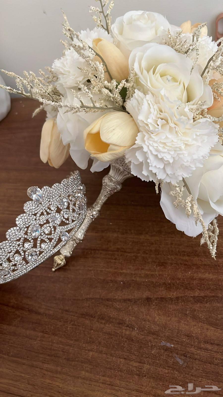 تاج عروسه ماسكه للبيع مستعجل نظيفه محتاجه حقهم64264797532161110