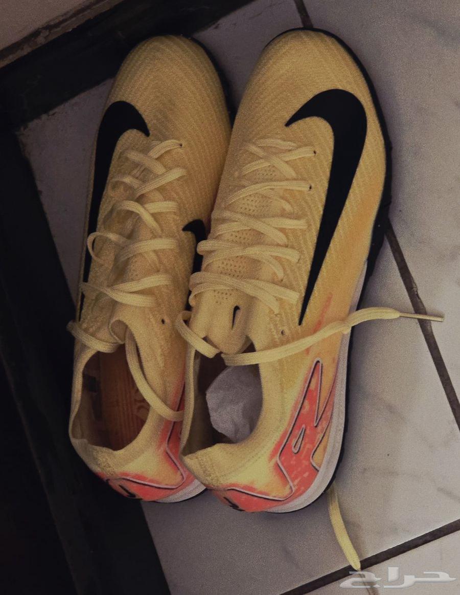 حذاء نايكي نجيل صناعي جديد متلعبش بيه ولا مره مقاس 41 سبب ال64257562812035110