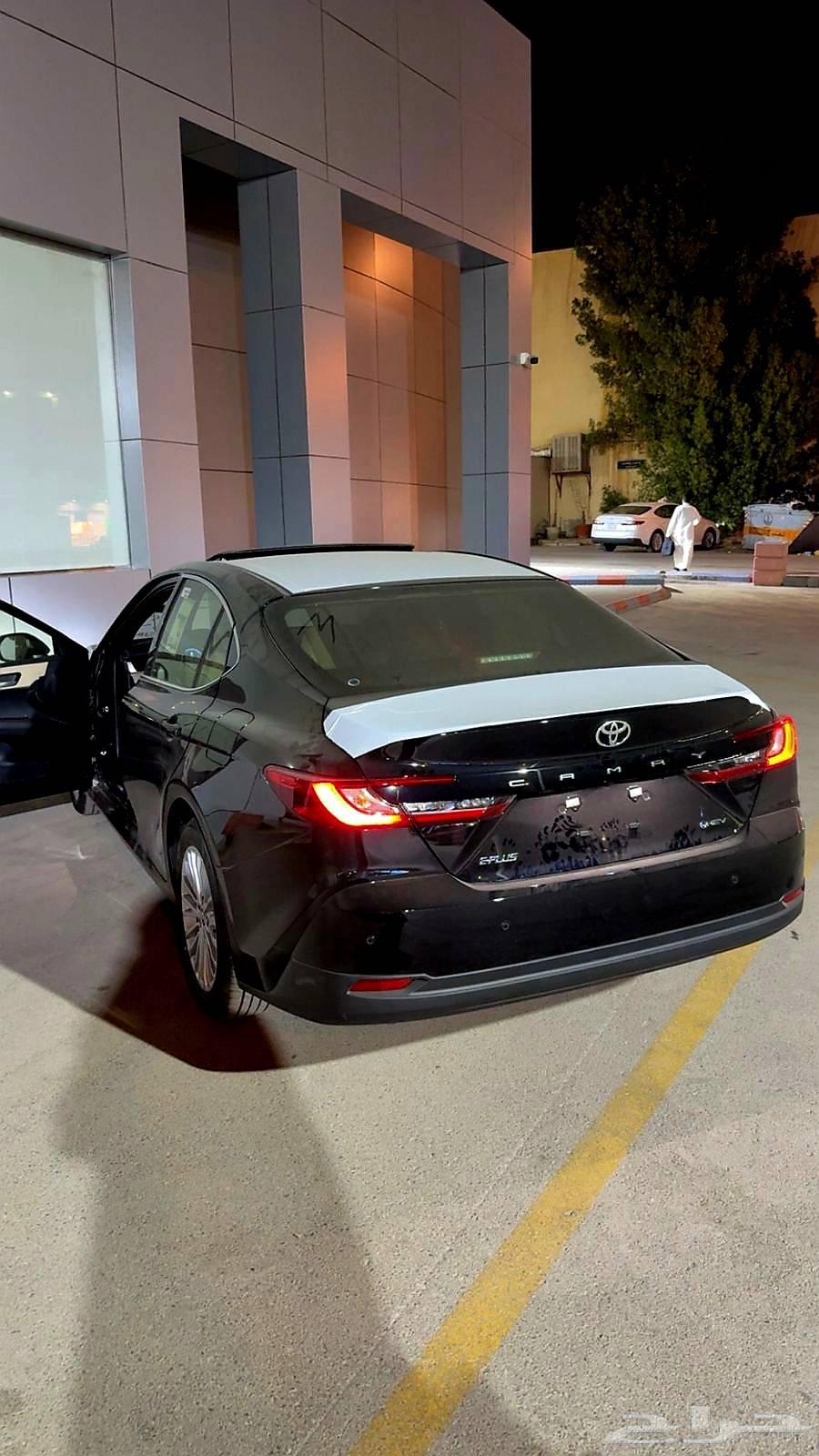 للبيع كامري E بلس هايبرد اسود64432156182531111