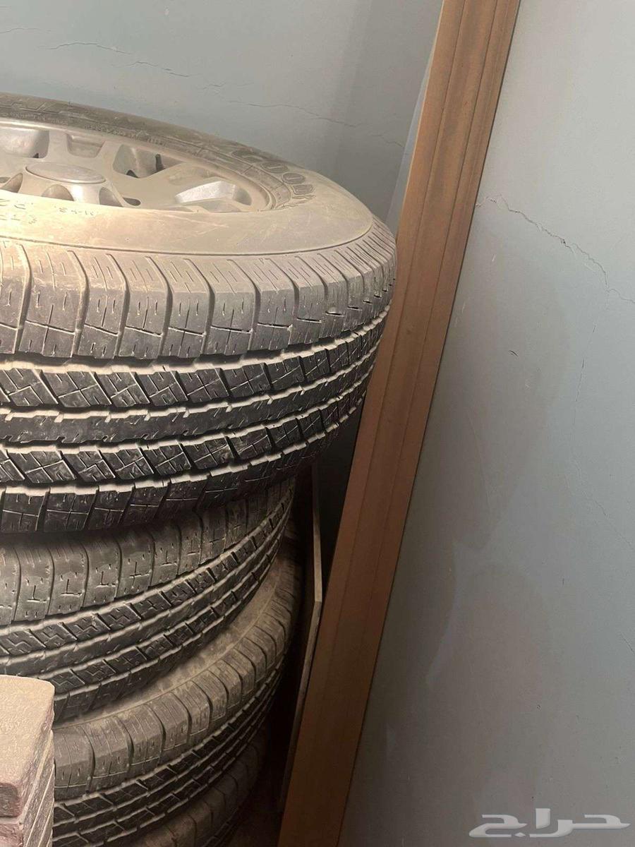 GMC Yukon 2010 rims in excellent condition, tires in good condition64459558446593110