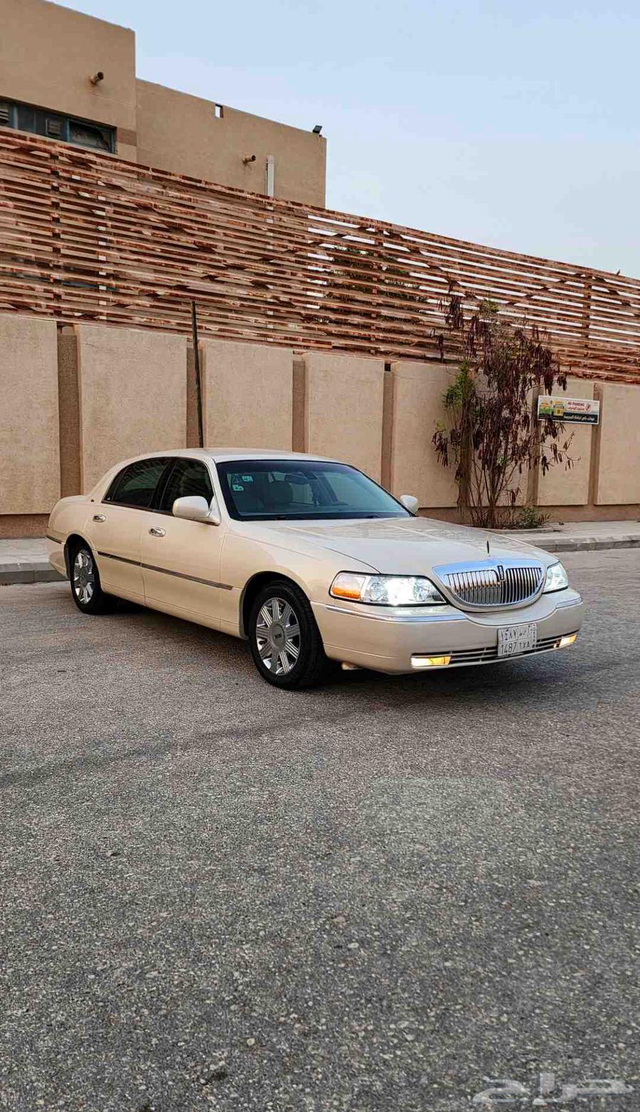 تاون كار 2003 نظيف للبيع او البدل64472158817410112