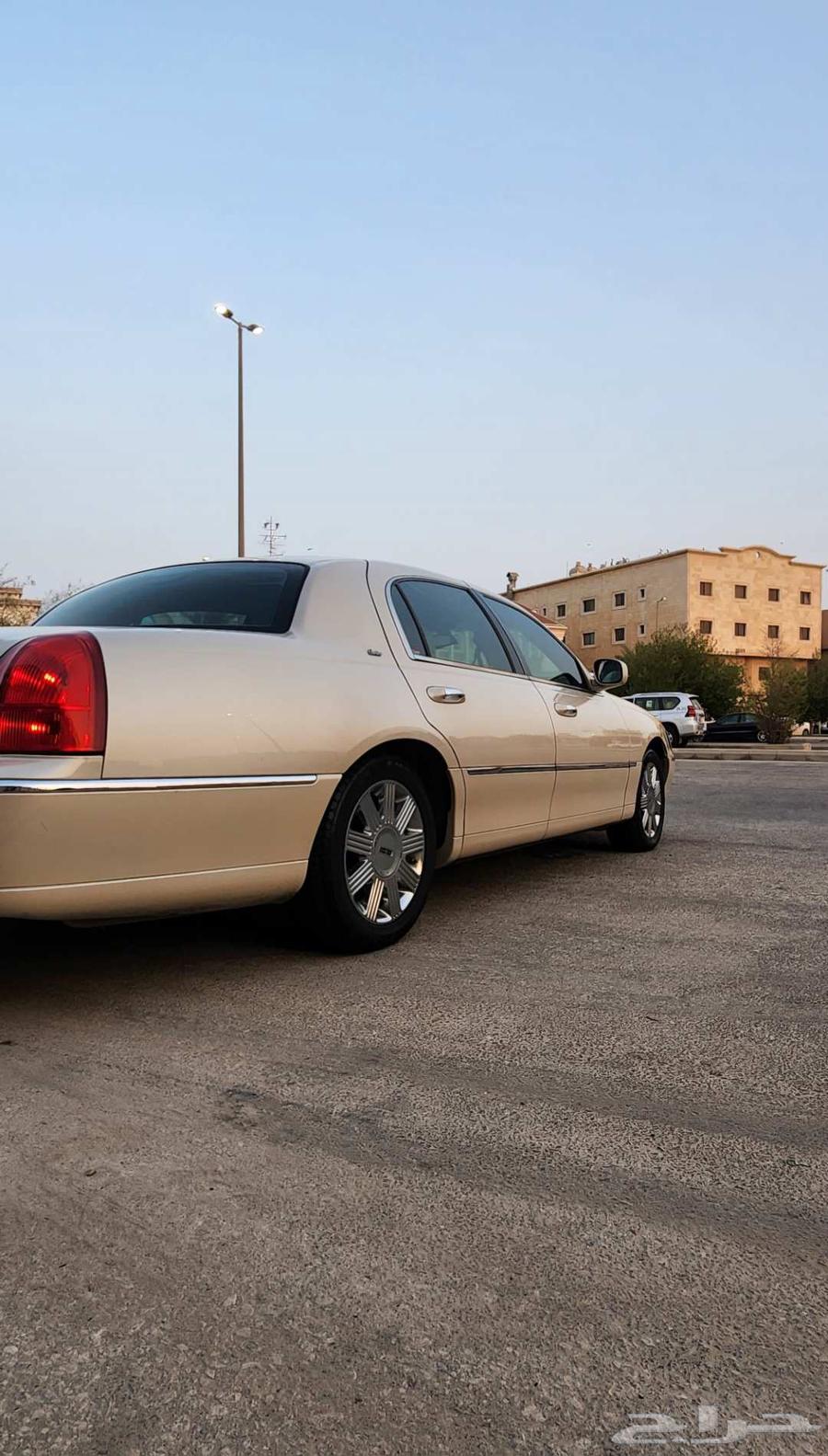 تاون كار 2003 نظيف للبيع او البدل64472158817410113