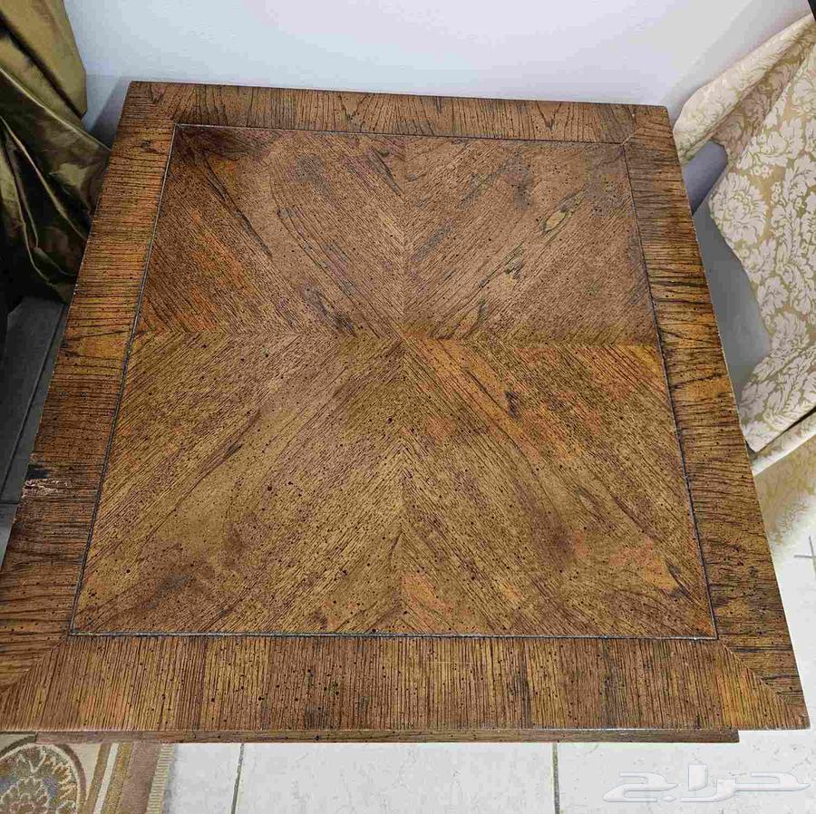 طاولة خشبية صغيرة بلون أسود طاولة خشبية بنية وثلاجة صغيرة64341037111299112