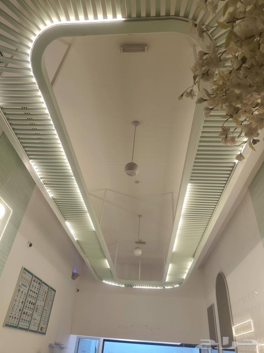 محل مساحه 101متر مجهز بالداخل والخارج يحتوي علي مطبخ وبار63613850030721114